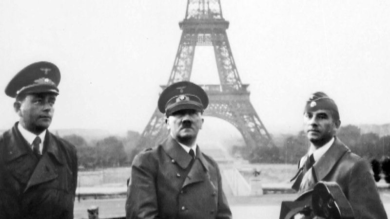 Bildunterschrift: Adolf Hitlers Besuch in Paris ist inszeniert: Der Diktator soll nicht als Eroberer auftreten, sondern den feingeistigen Kunst- und Architekturliebhaber spielen. – Bild: N24 Doku