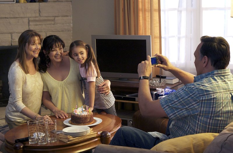 ARD MÜTTER UND TÖCHTER (mother and child), USA/Spanien 2009, Regie Rodrigo Garcia, am Sonntag (01.02.15) um 23:35 Uhr im Ersten Karen (Annette Benning, li.), ihr Mann Paco (Jimmy Smits) und Sofia (Elpidia Carrillo, 2. v. li.) feiern den Geburtstag von Karens kleiner Enkeltochter Ella. – Bild: ARD Degeto ARD MÜTTER UND TÖCHTER (mother and child), USA/Spanien 2009, Regie Rodrigo Garcia, am Sonntag (01.02.15) um 23:35 Uhr im Ersten Karen (Annette Benning, li.), ihr Mann Paco (Jimmy Smits) und Sofia (Elpidia Carrillo, 2. v. li.) feiern den Geburtstag von Karens kleiner Enkeltochter Ella. – Bild: ARD Degeto