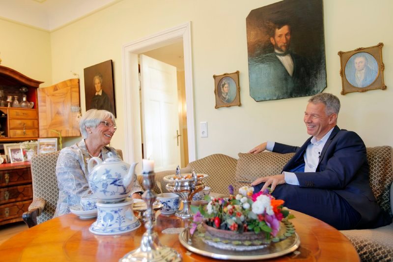 RTL-Chefmoderator Peter Kloeppel besucht Elke von Hassel in der Flensburger Förde. Ihr Mann, Joachim von Hassel, war der 57 deutsche Starfighter-Pilot, der ums Leben kam. – Bild: RTL /​ infoNetwork