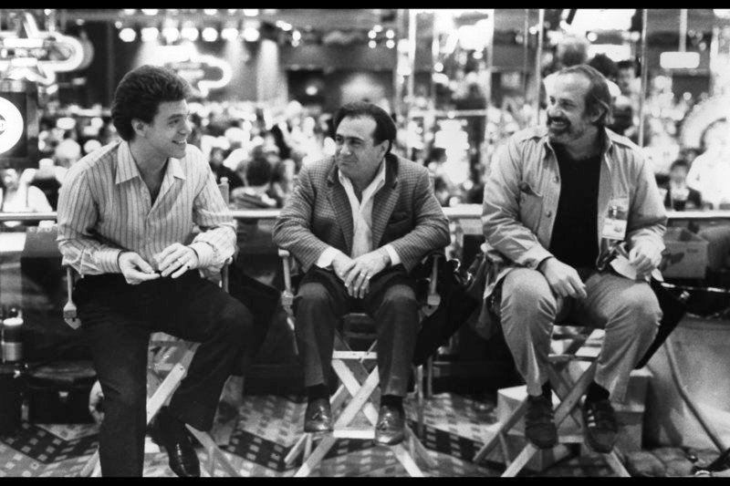 Brian De Palma (re.) mit den Schauspielern Joe Piscopo (li.) und Danny DeVito (Mi.) bei den Dreharbeiten zu &#x84;Zwei Superpflaumen in der Unterwelt&#x93; aus dem Jahr 1986 – Bild: ARTE France /​ © Kinovista/​Boxmotion/​EmpireWar