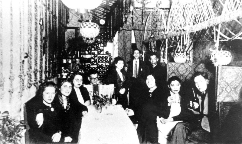 Juden und Chinesen in einer von europäischen Flüchtlingen geführten Bar in Hongkew, Shanghai. Ungefähr 18.000 Flüchtlinge überlebten den Holocaust in Shanghai. – Bild: ORF