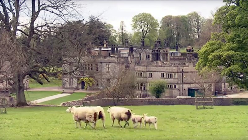 „Adel verpflichtet – Der Baron und sein Dorf“, Tissington ist ein Dorf, in dem die Zeit stehengeblieben zu sein scheint. Ganz wörtlich ist das so: Die Dorfuhr am Schloss ist so altersschwach, dass sie nur selten richtig geht. „Tissington Time“ nennen die Bewohner das und in Tissington bringt das niemanden aus der Ruhe. Denn die Uhren gehen sowieso anders in diesem 144-Seelen-Dorf im englischen Peak District. Hier regiert noch der Schlossherr, Sir Richard, der kaum Geld hat, auch wenn ihm das ganze Dorf gehört. Tissington ist ein Dorf, in dem die Zeit stehengeblieben zu sein scheint. Ein Sittengemälde über ein Dorf, in dem die moderne Welt noch nicht angekommen ist. Und das damit auch ganz zufrieden ist. SENDUNG: ORF3 – FR – 18.05.2018–17:30 UHR. – Veroeffentlichung fuer Pressezwecke honorarfrei ausschliesslich im Zusammenhang mit oben genannter Sendung oder Veranstaltung des ORF bei Urhebernennung. – Bild: ORF „Adel verpflichtet – Der Baron und sein Dorf“, Tissington ist ein Dorf, in dem die Zeit stehengeblieben zu sein scheint. Ganz wörtlich ist das so: Die Dorfuhr am Schloss ist so altersschwach, dass sie nur selten richtig geht. „Tissington Time“ nennen die Bewohner das und in Tissington bringt das niemanden aus der Ruhe. Denn die Uhren gehen sowieso anders in diesem 144-Seelen-Dorf im englischen Peak District. Hier regiert noch der Schlossherr, Sir Richard, der kaum Geld hat, auch wenn ihm das ganze Dorf gehört. Tissington ist ein Dorf, in dem die Zeit stehengeblieben zu sein scheint. Ein Sittengemälde über ein Dorf, in dem die moderne Welt noch nicht angekommen ist. Und das damit auch ganz zufrieden ist. SENDUNG: ORF3 – FR – 18.05.2018–17:30 UHR. – Veroeffentlichung fuer Pressezwecke honorarfrei ausschliesslich im Zusammenhang mit oben genannter Sendung oder Veranstaltung des ORF bei Urhebernennung. – Bild: ORF