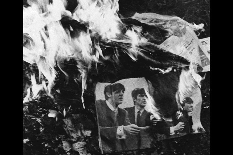 Der Ku-Klux-Klan rief 1966 zur Verbrennung von Tonträgern der Beatles auf.
 – Bild: ARTE France /​ © AP Images