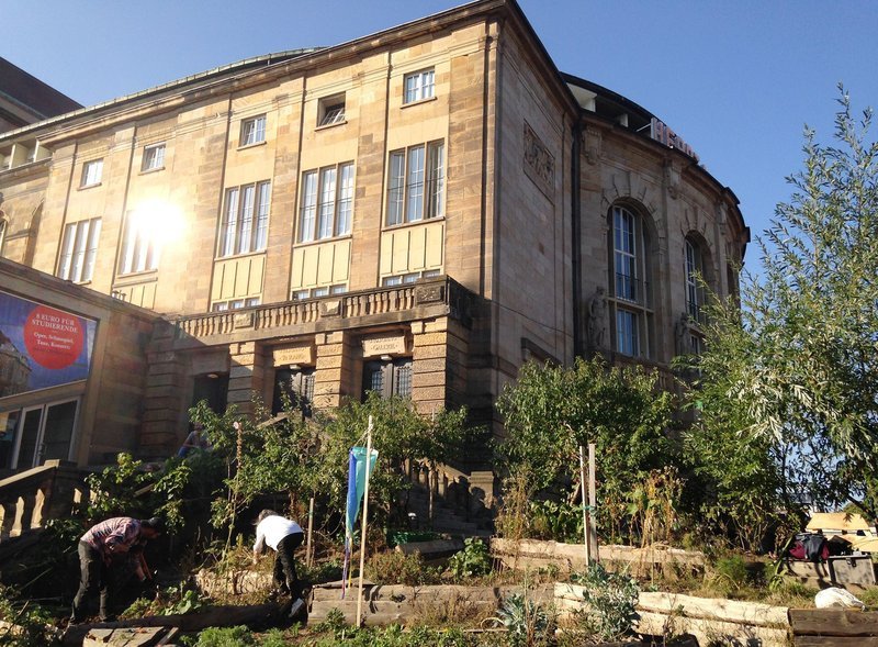 Mit Bambis Beet vor dem Freiburger Stadttheater wollen Bürger ihre Stadt grüner gestalten. – Bild: SWR/Kirsten Ruppel Mit Bambis Beet vor dem Freiburger Stadttheater wollen Bürger ihre Stadt grüner gestalten. – Bild: SWR/Kirsten Ruppel