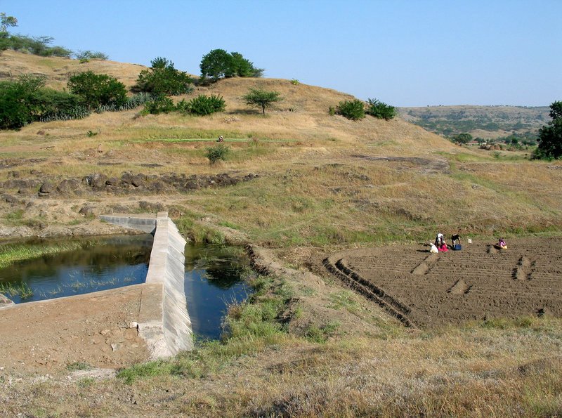 Zur ARTE-Sendung
Regen als Segen – Indische Dörfer im Kampf gegen die Dürre
1: Überlaufbecken in Satichiwadi während der Trockenzeit
© HR/Peter Weinert
Foto: HR
Honorarfreie Verwendung nur im Zusammenhang mit genannter Sendung und bei folgender Nennung „Bild: Sendeanstalt/Copyright“. Andere Verwendungen nur nach vorheriger Absprache: ARTE-Bildredaktion, Silke Wölk Tel.: +33 3 881 422 25, E-Mail: bildredaktion@arte.tv – Bild: HR/Peter Weinert Zur ARTE-Sendung
Regen als Segen – Indische Dörfer im Kampf gegen die Dürre
1: Überlaufbecken in Satichiwadi während der Trockenzeit
© HR/Peter Weinert
Foto: HR
Honorarfreie Verwendung nur im Zusammenhang mit genannter Sendung und bei folgender Nennung „Bild: Sendeanstalt/Copyright“. Andere Verwendungen nur nach vorheriger Absprache: ARTE-Bildredaktion, Silke Wölk Tel.: +33 3 881 422 25, E-Mail: bildredaktion@arte.tv – Bild: HR/Peter Weinert