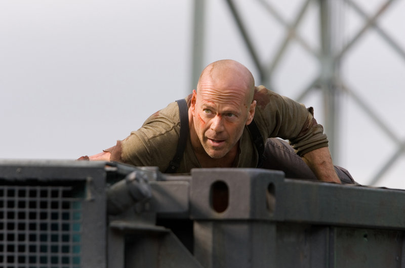 Gemeinsam mit dem Hacker Farrell, geht John McClane (Bruce Willis) über seine Grenzen hinaus, um den skrupellosen Thomas Gabriel aufzuhalten. Werden sie es rechtzeitig schaffen und so verhindern können, dass das ganze Land lahmgelegt wird? – Bild: TM & © 2007 Twentieth Century Fox. All rights reserved. Not for sale or duplication. Gemeinsam mit dem Hacker Farrell, geht John McClane (Bruce Willis) über seine Grenzen hinaus, um den skrupellosen Thomas Gabriel aufzuhalten. Werden sie es rechtzeitig schaffen und so verhindern können, dass das ganze Land lahmgelegt wird? – Bild: TM & © 2007 Twentieth Century Fox. All rights reserved. Not for sale or duplication.
