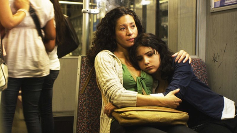 Charo (Mariangel Böhnke, re.) und ihrer Mutter (Angeles Aparicio, li.) droht die Abschiebung nach Kolumbien. – Bild: KiKA/​Filmgalerie 451