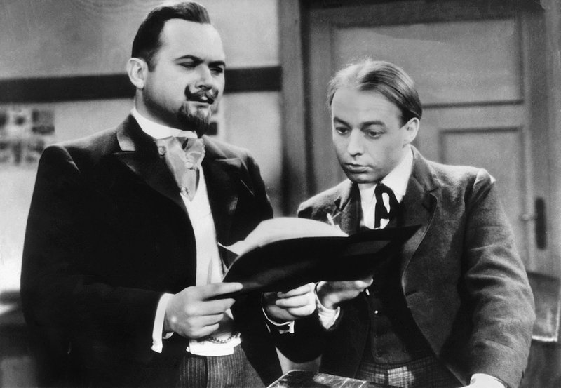 Dr. Hans Pfeiffer (Heinz Rühmann, rechts) mit seinem Rivalen Prof. Crey (Oskar Sima), der mit ihm um die Gunst von Eva buhlt. – Bild: WDR/WDR/ARD-Filmredaktion Dr. Hans Pfeiffer (Heinz Rühmann, rechts) mit seinem Rivalen Prof. Crey (Oskar Sima), der mit ihm um die Gunst von Eva buhlt. – Bild: WDR/WDR/ARD-Filmredaktion