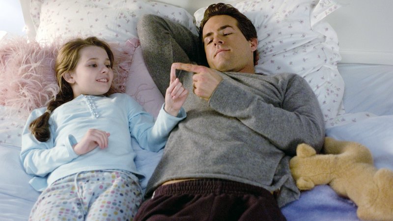Die zehnjährige Maya (Abigail Breslin) möchte von ihrem Vater Will (Ryan Reynolds) wissen, wie dieser eigentlich ihre Mutter kennengelernt hat. Will erzählt ihr die Geschichte, wie er vor vielen Jahren nach New York kam und Beziehungen mit drei unterschiedlichen Frauen hatte. Maya soll nun erraten, wen Will am Ende geheiratet hat. – Bild: RTL Zwei Die zehnjährige Maya (Abigail Breslin) möchte von ihrem Vater Will (Ryan Reynolds) wissen, wie dieser eigentlich ihre Mutter kennengelernt hat. Will erzählt ihr die Geschichte, wie er vor vielen Jahren nach New York kam und Beziehungen mit drei unterschiedlichen Frauen hatte. Maya soll nun erraten, wen Will am Ende geheiratet hat. – Bild: RTL Zwei