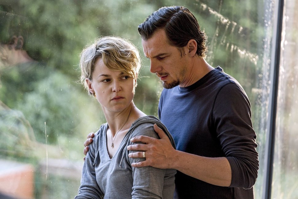 Leonie (Lisa Wagner) ist entsetzt und enttäuscht, als Manuel (Felix Klare) ihr schließlich die Wahrheit gesteht. Ihre gemeinsame Zukunft will sie aber nicht aufs Spiel setzen. – Bild: WDR/Frank Dicks