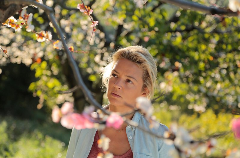 Obstbäuerin Louise Legrand (Virginie Efira) lebt in der Provence wie in einem Garten Eden. – Bild: ZDF und ARD Degeto/​Neue Visionen Medien