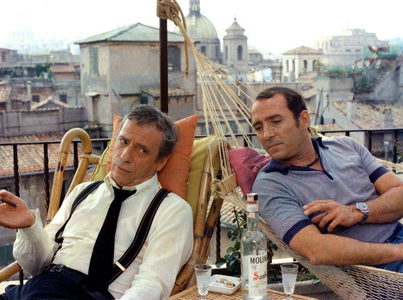 Über den Dächern Roms hecken Emile Morland (Yves Montand, links) und Aristide (Claude Brasseur) ihren nächsten Plan aus. – Bild: ARD Degeto