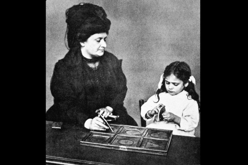 Maria Montessori mit einer Schülerin – Bild: ARTE France /​ © Maria Montessori Archives, AM