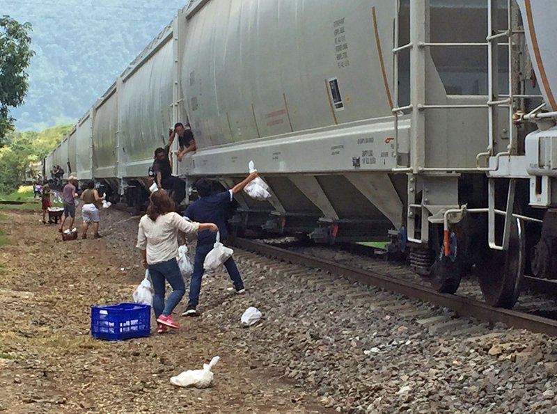 Die meisten besteigen „La Bestia“, den gefürchteten Güterzug, der von Süd nach Nord das Land durchquert. Tausende starben oder wurden verstümmelt, als sie von einem Waggon fielen. – Bild: PHOENIX/​ARD-Studio Mexiko