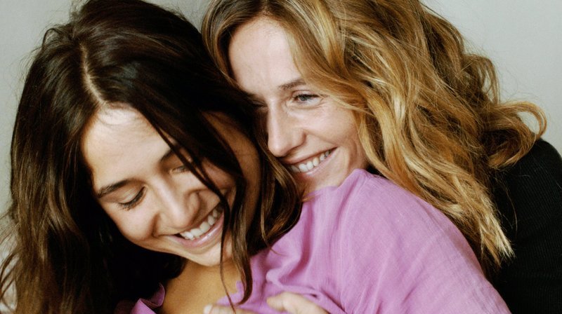 Delphine (Izïa Higelin) und Carole (Cécile de France, r) sind ineinander verliebt. – Bild: WDR/​Alamode Film