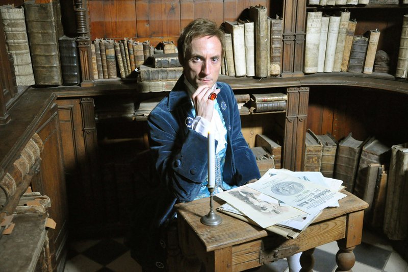 Johann Winckelmann (Jonas Müller-Liljeström) in seinem Element – in der Bibliothek des Reichsgrafen von Bünau – Bild: ZDF /​ © Christel Fromm