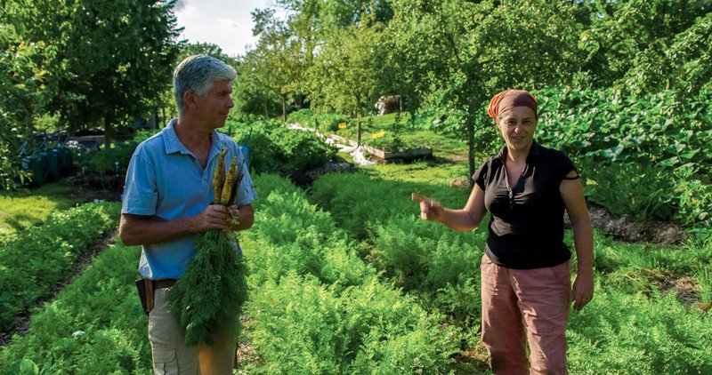 Im Bild: Charles und Perrine Hervé-Gruyer betreiben sehr erfolgreich in der Normandie die Farm Bec Hellouin nach dem Prinzip der Permakultur. – Bild: ORF /​ Pandora Film