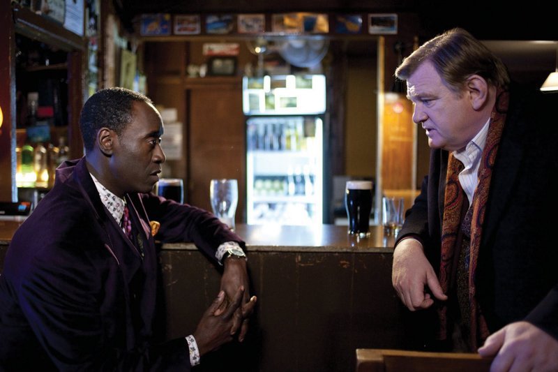 Der Dorfpolizist Gerry Boyle (Brendan Gleeson, re.) und der FBI-Agent Wendell Everett (Don Cheadle) wollen gemeinsam einem Drogenschmuggler das Handwerk legen. – Bild: ZDF und ARD Degeto/Elite Der Dorfpolizist Gerry Boyle (Brendan Gleeson, re.) und der FBI-Agent Wendell Everett (Don Cheadle) wollen gemeinsam einem Drogenschmuggler das Handwerk legen. – Bild: ZDF und ARD Degeto/Elite