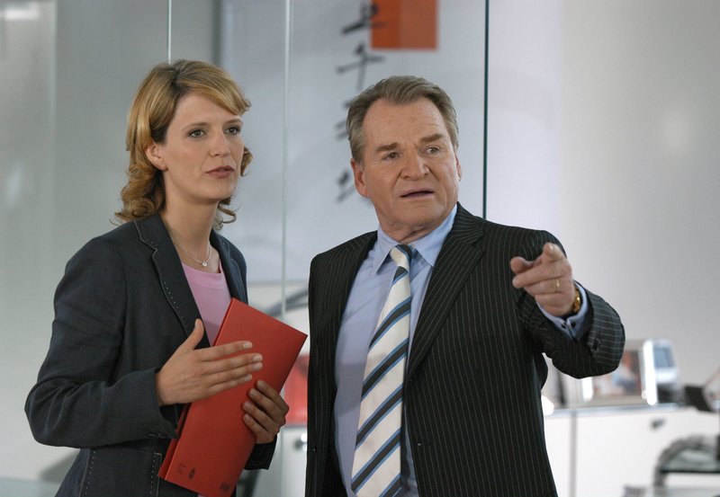 Ein knallharter Anwalt: Richard Steiner (Fritz Wepper) traut seiner Tochter Klarissa (Ann-Catrin Sudhoff) beruflich noch nichts zu. – Bild: MDR/Degeto/Marco O. Pichler Ein knallharter Anwalt: Richard Steiner (Fritz Wepper) traut seiner Tochter Klarissa (Ann-Catrin Sudhoff) beruflich noch nichts zu. – Bild: MDR/Degeto/Marco O. Pichler