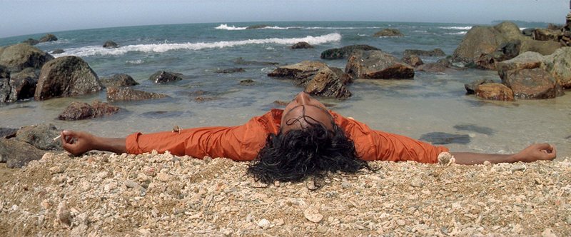 Rhajit liegt am Meer, nachdem er von der Klippe ins Wasser gesprungen ist. – Bild: ARTE France /​ © Les films Hatari