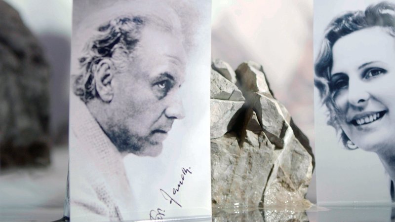 Archivfotos Arnold Fanck und Leni Riefenstahl, abgefilmt in der Miniaturkulisse „Grönland“. – Bild: ZDF und Johannes Straub./​Johannes Straub