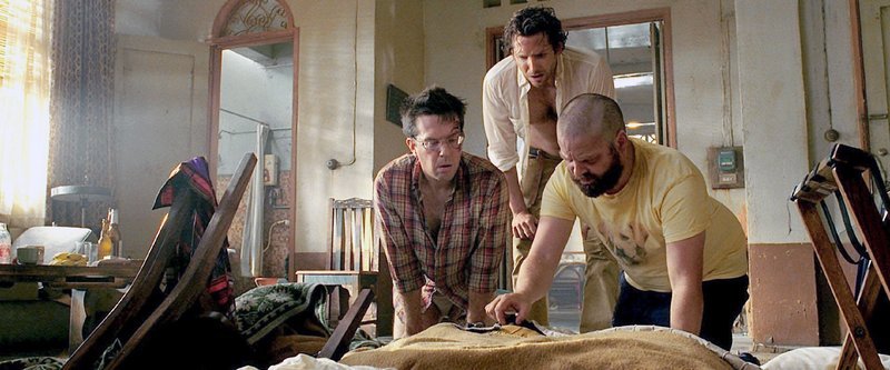 (v.l.) Stu (Ed Helms), Phil (Bradley Cooper) und Alan (Zach Galifianakis) entdecken eine Leiche und einen abgehackten Finger, der sich schließlich als Teddys Ringfinger herausstellt… – Bild: VOX