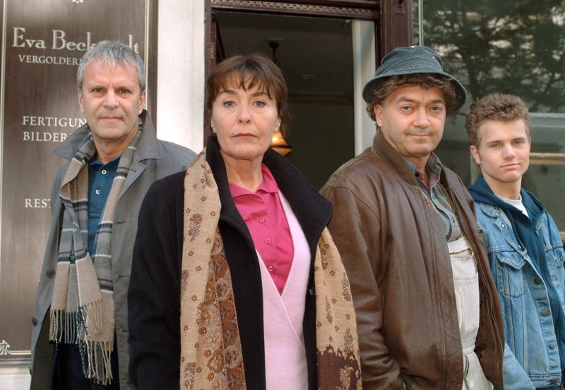 SWR Fernsehen DIE LIEBE KOMMT SELTEN ALLEIN, am Samstag (30.05.15) um 23:30 Uhr. Ein ungleiches Quartett (v.l.n.r.): Der charmante Kommissar Rixen (Peter Sattmann), die unnahbare Eva (Thekla Carola Wied), der lustige Malermeister Harry (Florian Martens) und der aufsässige Teenager Dennis (Tobias Retzlaff). – Bild: SWR/Degeto/Oliver Ziebe SWR Fernsehen DIE LIEBE KOMMT SELTEN ALLEIN, am Samstag (30.05.15) um 23:30 Uhr. Ein ungleiches Quartett (v.l.n.r.): Der charmante Kommissar Rixen (Peter Sattmann), die unnahbare Eva (Thekla Carola Wied), der lustige Malermeister Harry (Florian Martens) und der aufsässige Teenager Dennis (Tobias Retzlaff). – Bild: SWR/Degeto/Oliver Ziebe