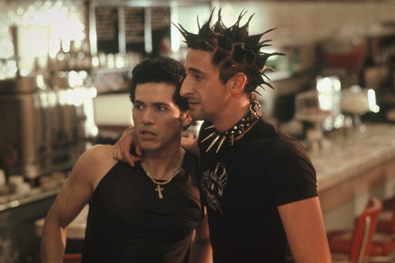 Zwei Freunde unterwegs im mörderischen, heißen Sommer 1977 in New York City: Richie (Adrien Brody) und Vinny (John Leguizamo). – Bild: ZDF und David Lee Zwei Freunde unterwegs im mörderischen, heißen Sommer 1977 in New York City: Richie (Adrien Brody) und Vinny (John Leguizamo). – Bild: ZDF und David Lee
