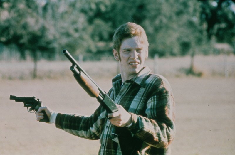 Obwohl bewaffnet, hat Clovis (William Atherton) die durch seine Flucht ausgelösten Ereignisse nicht wirklich unter Kontrolle. – Bild: ZDF und Vilmos Zsigmond