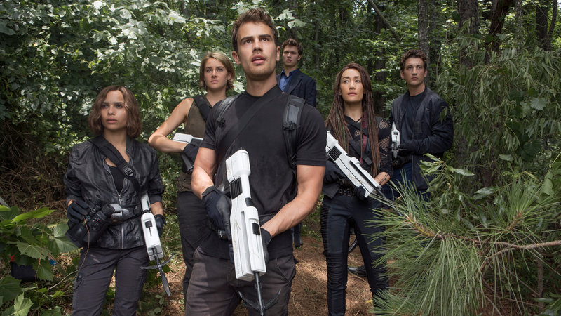 from left: Christina (Zoë Kravitz), Tris (Shailene Woodley), in the middle Four (Theo James), from right : Tori (Maggie Q), Peter Miles Teller, on the back Caleb (Ansel Elgort) – Bild: Film 1 Drama from left: Christina (Zoë Kravitz), Tris (Shailene Woodley), in the middle Four (Theo James), from right : Tori (Maggie Q), Peter Miles Teller, on the back Caleb (Ansel Elgort) – Bild: Film 1 Drama