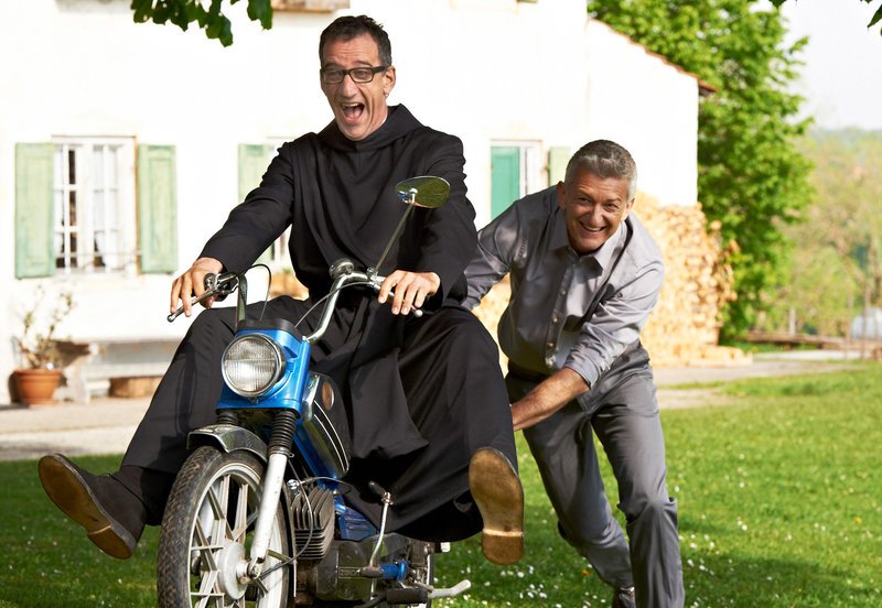 Hannes Stolz (Heio von Stetten) und sein Bruder Bernhard (Dominic Raacke, re.) lassen ihre gemeinsame Jugend wieder aufleben. – Bild: ORF Hannes Stolz (Heio von Stetten) und sein Bruder Bernhard (Dominic Raacke, re.) lassen ihre gemeinsame Jugend wieder aufleben. – Bild: ORF