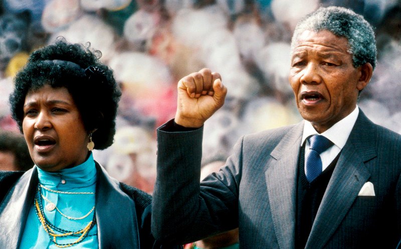 Am 2. April 2018 starb Winnie Madikizela-Mandela im Alter von 81 Jahren in Johannesburg. Der Film zeichnet ihre kontroverse Lebensgeschichte nach. Ihr Aufstieg zur Ikone des Befreiungskampfes gegen das südafrikanische Apartheidregime und der tiefe Sturz in den Übergangsjahren nach der Apartheid werden hier zum ersten Mal im geschichtlichen Kontext beleuchtet. Pascale Lamche hat in ihrem preisgekrönten Dokumentarfilm eines der tragischsten Frauenschicksale in der zeitgenössischen Politik aufgearbeitet. (Archivfoto: Nelson Mandela, Freiheitskämpfer gegen die Apartheit in Südafrika, und seine Frau Winnie Mandela (r) stehen am 13.02.1990 während einer «Willkommen Zuhause»-Demonstration anlässlich seiner Freilassung aus dem Gefängnis in Soweto.) – Bild: WDR/​dpa