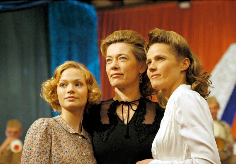 v.l.n.r.: Guddi (Mavie Hörbiger), Nora (Barbara Rudnik) und Freya Sonnenberg (Karoline Eichhorn) – Bild: NDR /​ © NDR/​Martin Menke