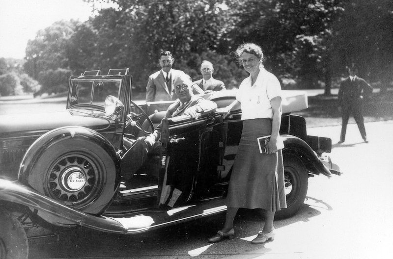 Eleanor Roosevelt neben ihrem Ehemann in Washington – 1933 – Bild: phoenix/​ZDF/​Arte/​NARA