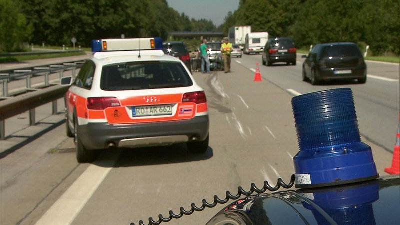 Nachdem die Polizeibeamten am Unfallort angekommen sind, stellen sie fest, dass aus dem stark beschädigten Motorrad Treibstoff auf die Fahrbahn ausläuft. Daraufhin alarmieren die Beamten die Feuerwehr. – Bild: N24 Doku Nachdem die Polizeibeamten am Unfallort angekommen sind, stellen sie fest, dass aus dem stark beschädigten Motorrad Treibstoff auf die Fahrbahn ausläuft. Daraufhin alarmieren die Beamten die Feuerwehr. – Bild: N24 Doku