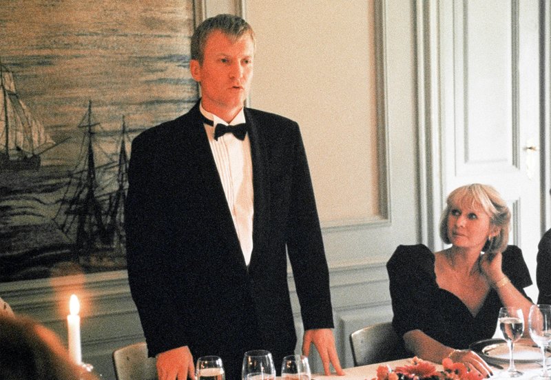 Bei einer Tischrede zum 60. Geburtstag seines Vaters klagt Christian (Ulrich Thomsen) den alten Herrn an, er habe ihn und seine Schwester jahrelang sexuell missbraucht. – Bild: ARD/Degeto Bei einer Tischrede zum 60. Geburtstag seines Vaters klagt Christian (Ulrich Thomsen) den alten Herrn an, er habe ihn und seine Schwester jahrelang sexuell missbraucht. – Bild: ARD/Degeto