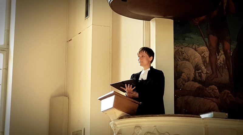 Pfarrerin Irmela Büttner bei der Predigt in der Gemeinde. – Bild: ZDF und Simone Jung.