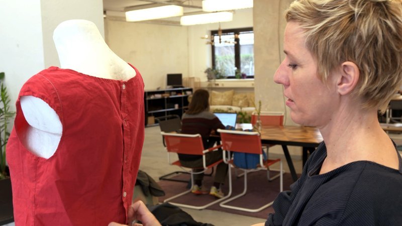 Regelmäßig holt sich Cloed Baumgärtner beschädigte B-Ware von der Volkshilfe Wien und macht in einem Upscycling Prozess Neues daraus. – Bild: ZDF und ORF/Langbein & Partner. Regelmäßig holt sich Cloed Baumgärtner beschädigte B-Ware von der Volkshilfe Wien und macht in einem Upscycling Prozess Neues daraus. – Bild: ZDF und ORF/Langbein & Partner.
