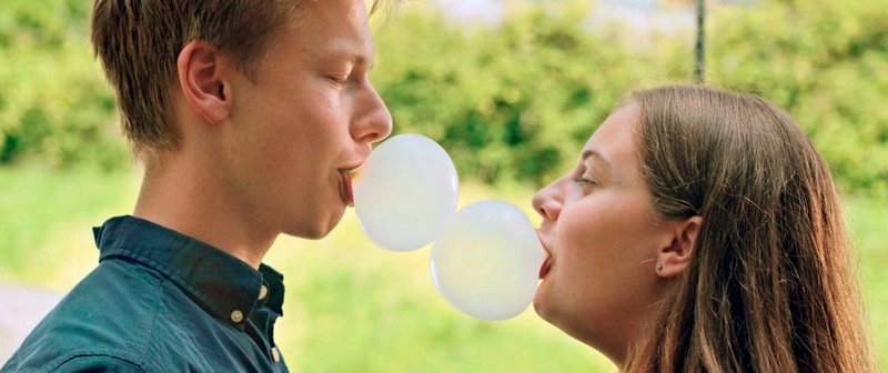 Der Kaugummikuss zwischen Emma (Sara Kärcher) und Lasse (Leon Lerch). – Bild: MDR/Filmakademie Baden-Württemberg Der Kaugummikuss zwischen Emma (Sara Kärcher) und Lasse (Leon Lerch). – Bild: MDR/Filmakademie Baden-Württemberg