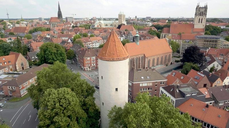 Der Buddenturm erinnert an die alte Stadtmauer Münsters, die heute als Promenade und Fahrrad-Highway dient. – Bild: WDR/​GermanRotorCam/​Stefan Albers/​Kay Holland