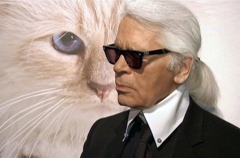 Karl Lagerfeld vor einem Bild seiner geliebten Katze Choupette – Bild: unbekannt / Karl Lagerfeld vor einem Bild seiner geliebten Katze Choupette Karl Lagerfeld vor einem Bild seiner geliebten Katze Choupette – Bild: unbekannt / Karl Lagerfeld vor einem Bild seiner geliebten Katze Choupette