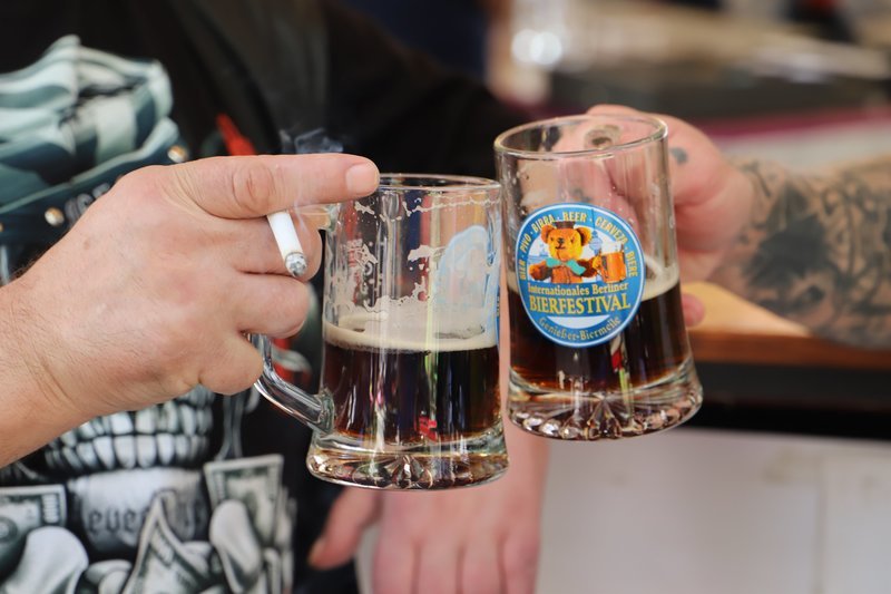Rund 1,77 Millionen Männer und Frauen in Deutschland im Alter zwischen 18 und 64 Jahren sind alkoholabhängig. Die Dunkelziffer liegt höher. – Bild: ZDF und Jukunda Kasper.
