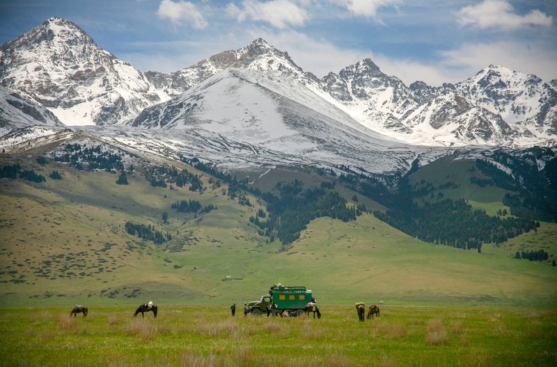 Kirgisistan ist ein Land in Zentralasien, das von rauer Landschaft und schneebedeckten Bergen geprägt ist. – Bild: Illumina Films /​ © Illumina Films/​Ă¬Ăż