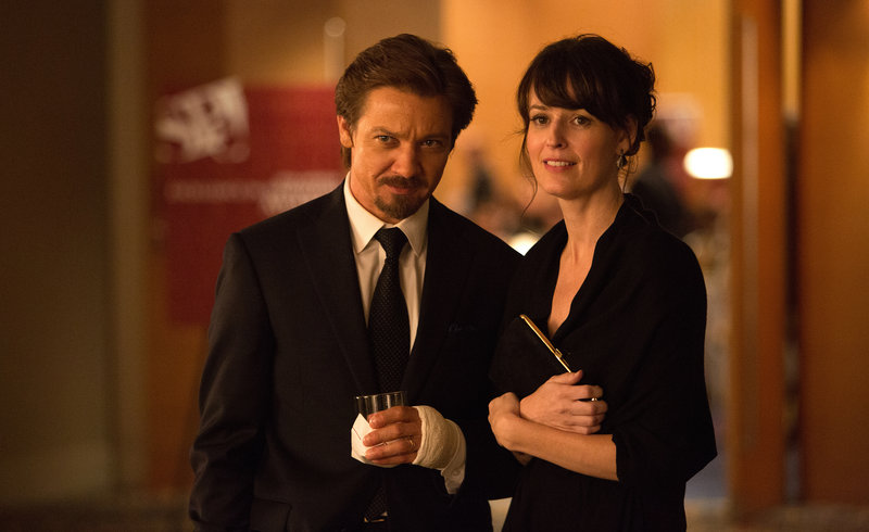 Sue (Rosemarie DeWitt) begleitet ihren Mann Gary (Jeremy Renner) zur Verleihung eines Journalisten-Preises. – Bild: ZDF und Chuck Zlotnick Sue (Rosemarie DeWitt) begleitet ihren Mann Gary (Jeremy Renner) zur Verleihung eines Journalisten-Preises. – Bild: ZDF und Chuck Zlotnick