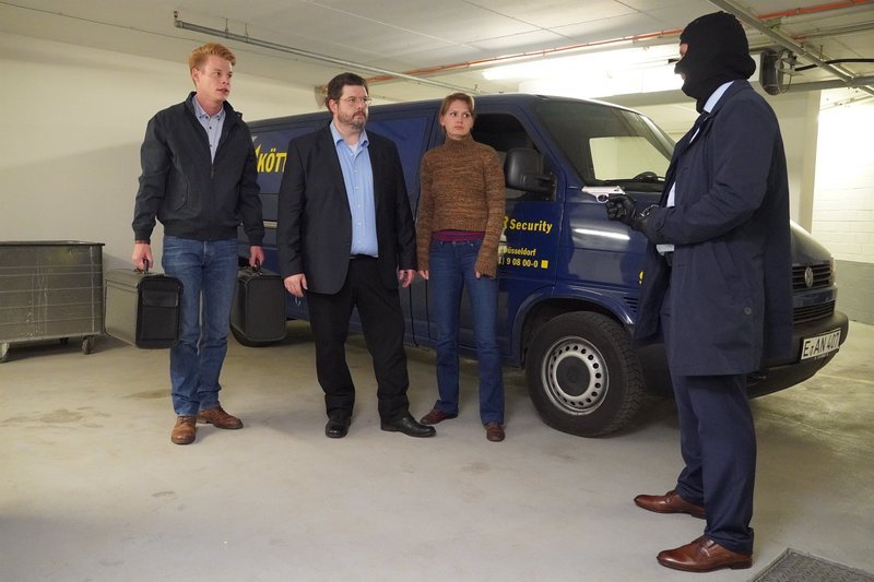 Dezember 1999: In der Landeszentralbank Aachen hat ein Geiselnehmer drei Menschen in seiner Gewalt und droht, sie zu erschießen, falls ihm die Polizei nicht freies Geleit gibt. – Bild: ZDF und Uli Weidenbach./Uli Weidenbach Dezember 1999: In der Landeszentralbank Aachen hat ein Geiselnehmer drei Menschen in seiner Gewalt und droht, sie zu erschießen, falls ihm die Polizei nicht freies Geleit gibt. – Bild: ZDF und Uli Weidenbach./Uli Weidenbach