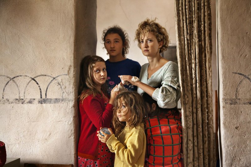 Gelsomina (Alexandra Lungu, 2.v.l.) mit ihren Schwestern Luna (Maris Stella Morrow, vorne) und Marinella (Agnese Graziani, l.) und ihrer Mutter Angelica (Alba Rohrwacher, r.). – Bild: ZDF und Simona Pampallona Gelsomina (Alexandra Lungu, 2.v.l.) mit ihren Schwestern Luna (Maris Stella Morrow, vorne) und Marinella (Agnese Graziani, l.) und ihrer Mutter Angelica (Alba Rohrwacher, r.). – Bild: ZDF und Simona Pampallona