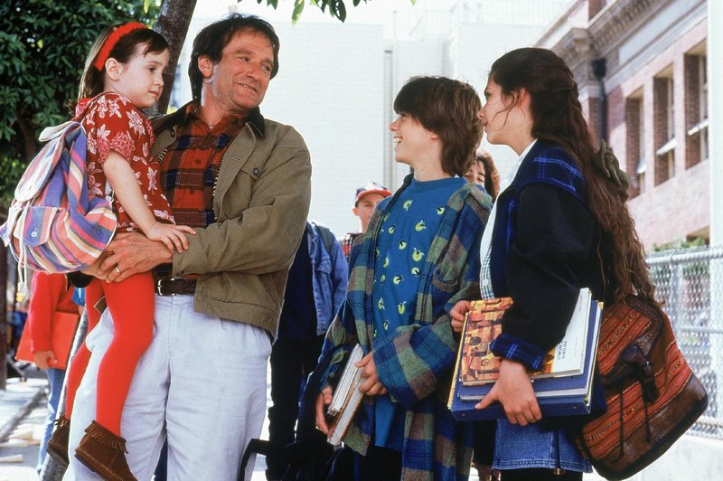 Vor Gericht bekommt Daniel (Robin Williams, 2. v. l.) das Sorgerecht aberkannt. Um seine Kinder Natalie (Mara Wilson, l.), Christopher (Matthew Lawrence, 2. v. r.) und Lydia (Lisa Jakub) dennoch sehen zu dürfen, muss er sich etwas einfallen lassen. – Bild: Super RTL Vor Gericht bekommt Daniel (Robin Williams, 2. v. l.) das Sorgerecht aberkannt. Um seine Kinder Natalie (Mara Wilson, l.), Christopher (Matthew Lawrence, 2. v. r.) und Lydia (Lisa Jakub) dennoch sehen zu dürfen, muss er sich etwas einfallen lassen. – Bild: Super RTL