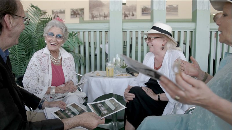 Lotte Tobisch beim Charity Galopprennen in Baden. – Bild: ORF