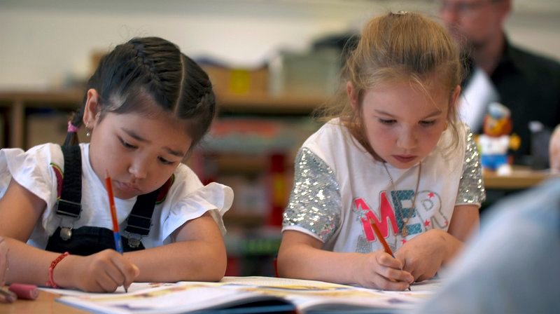Grundschüler ohne Lehrer ­ die Kleinsten werden immer mehr von unqualifiziertem Personal unterrichtet. – Bild: HR