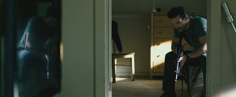 Sergeant Leo Barnes (Frank Grillo) bereitet sich auf die Säuberung vor, denn in diesem Jahr will er sich nicht verstecken, sondern den Tod seines Sohnes rächen. Doch was ihn auf den Straßen in der Purge Nacht erwartet, damit hätte er nicht gerechnet ... – Bild: Puls 4 Sergeant Leo Barnes (Frank Grillo) bereitet sich auf die Säuberung vor, denn in diesem Jahr will er sich nicht verstecken, sondern den Tod seines Sohnes rächen. Doch was ihn auf den Straßen in der Purge Nacht erwartet, damit hätte er nicht gerechnet ... – Bild: Puls 4
